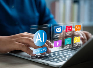 Investidor iniciante em criptomoedas aprendendo os princípios básicos do trading automatizado com IA